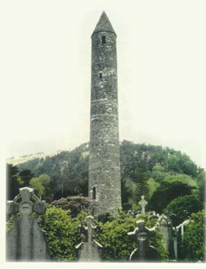 irischer Rundturm von Glendalough
